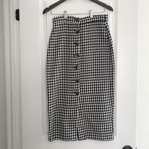 Vintage 80s black and white houndstooth button front midi skirt with slit
